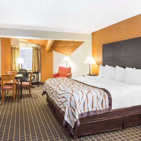 Baymont by Wyndham Muskegon Hotel Eksteriør billede